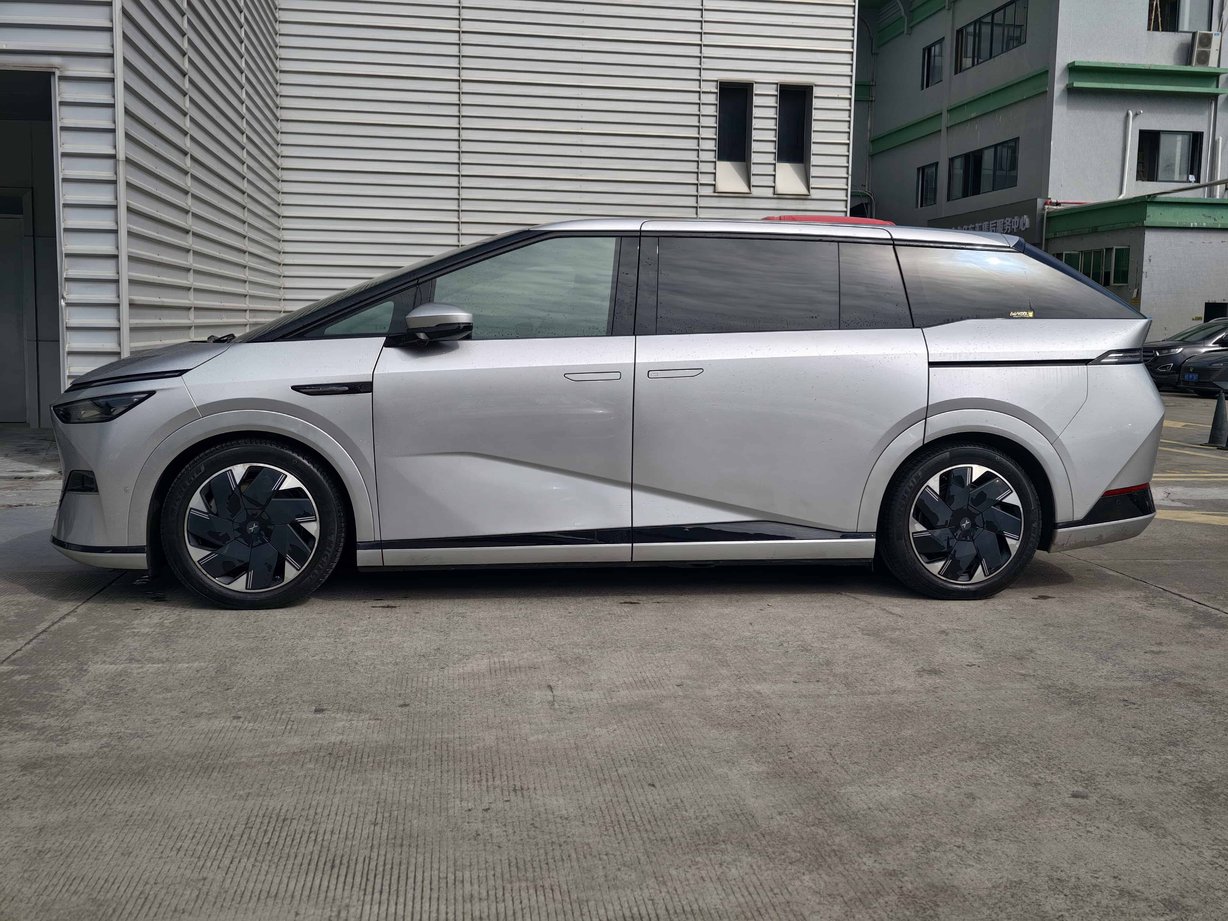 MY2025 XPeng X9 China 2024 Electric MPV